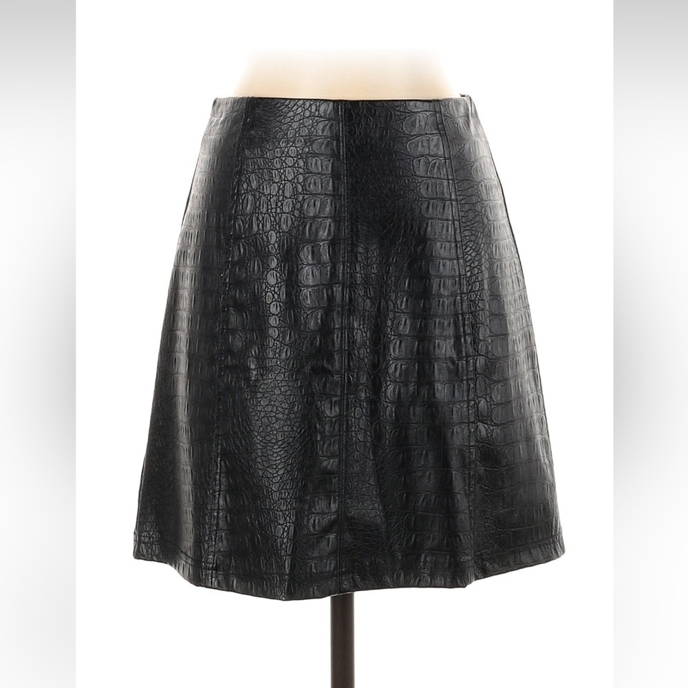 Elegant Black Textured Skirt size small